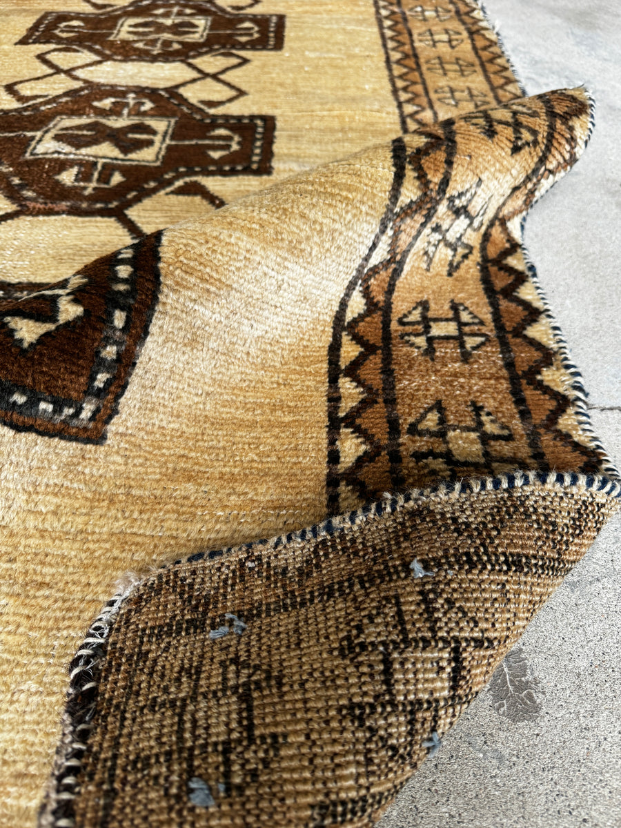 Vintage Gabbeh Shiraz Rug / Ivory Ground Handwoven Tribal Persian