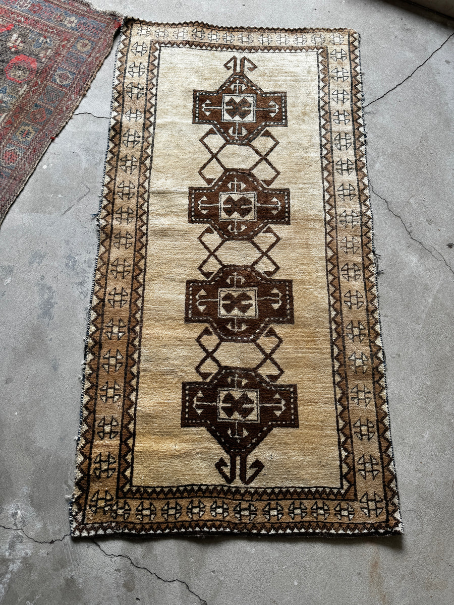 Gabba iranian rug※今だけお値下げ！ Vintage Gabbeh Shiraz Rug / Ivory Ground Handwoven Tribal Persian